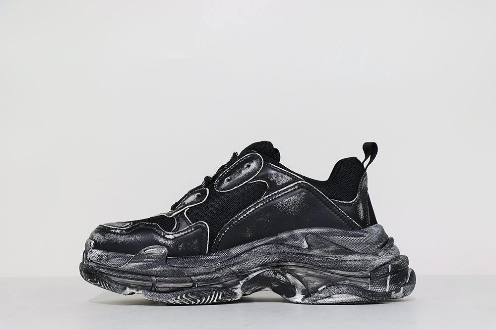 balenciaga triple s snekaer dirty black