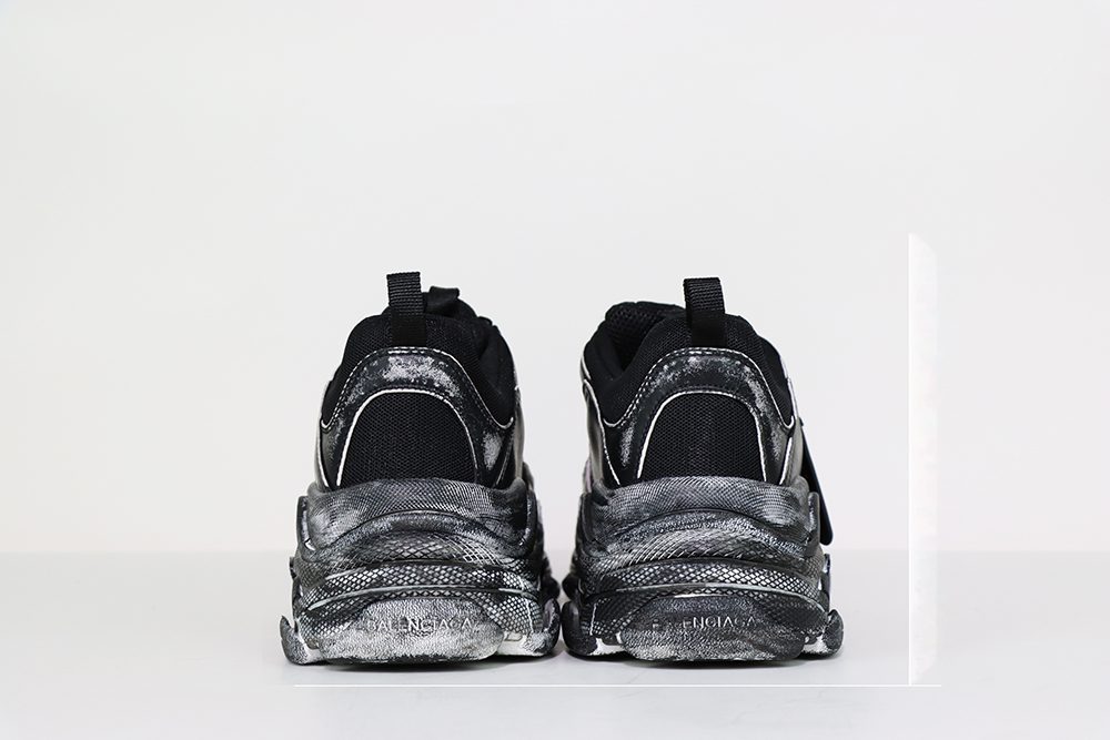 balenciaga triple s snekaer dirty black