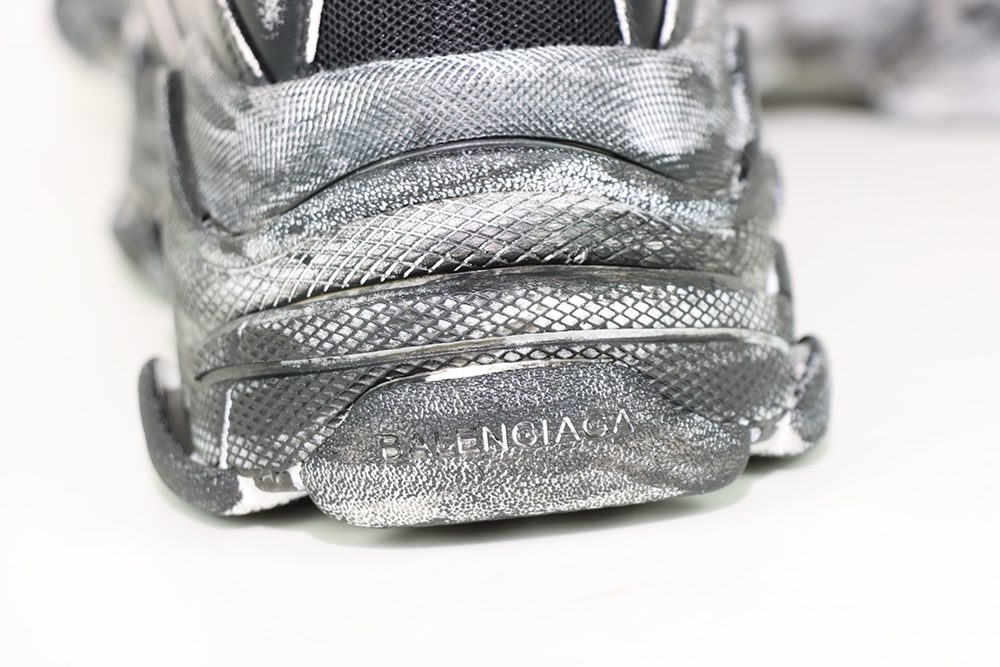 balenciaga triple s snekaer dirty black