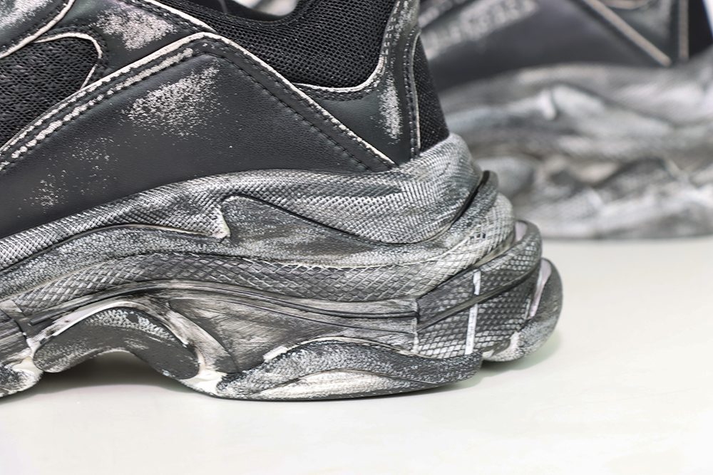 balenciaga triple s snekaer dirty black