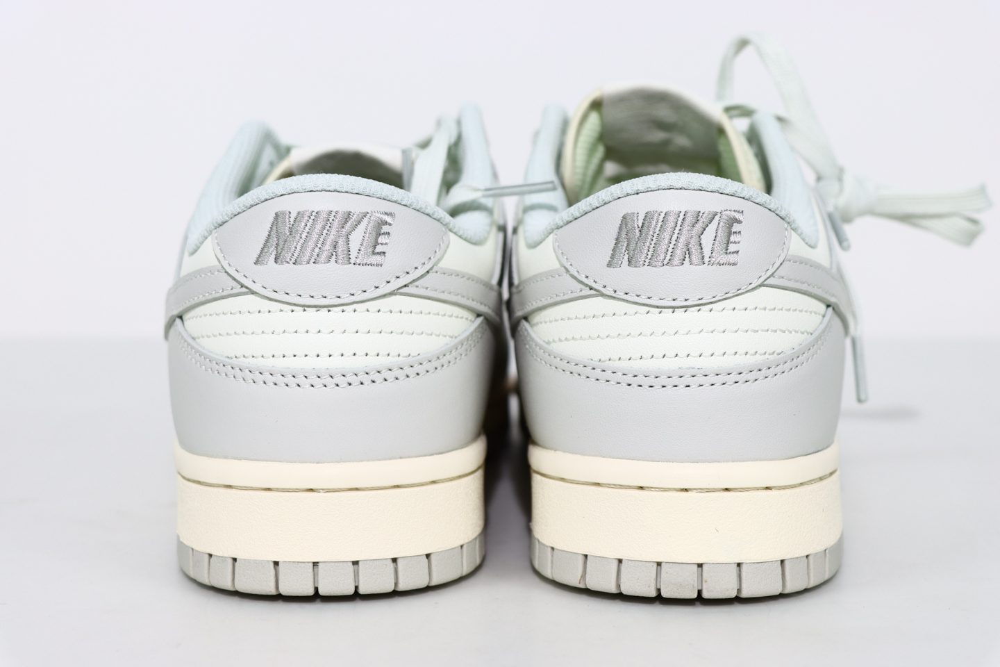 white and grey nike dunks