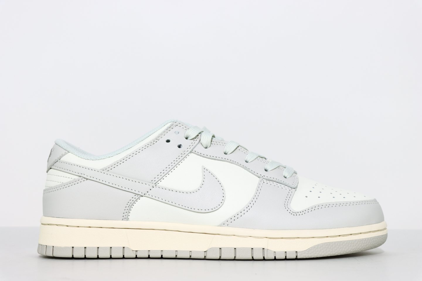 nike dunks gray and white