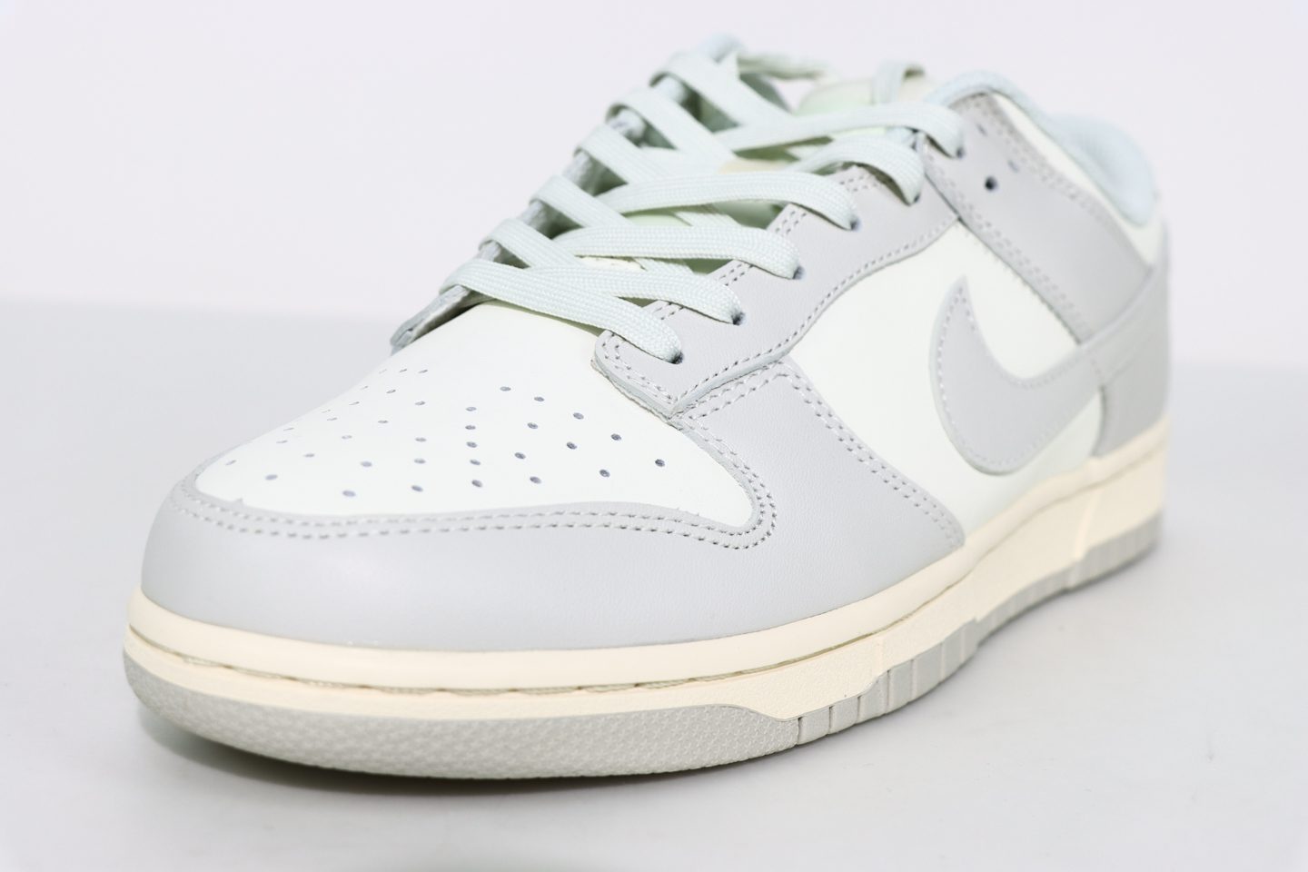 nike dunks gray and white