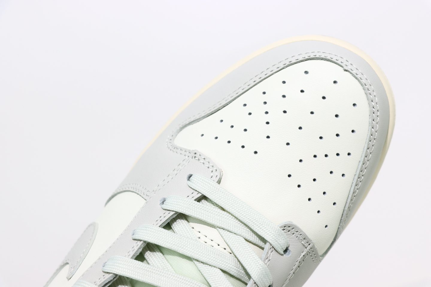 nike dunks gray and white
