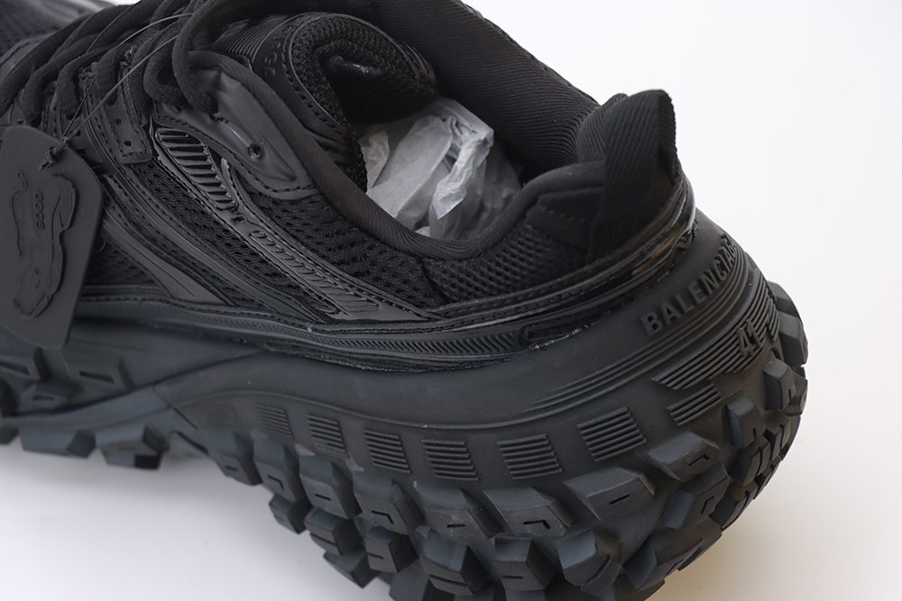 men's defender sneaker in black