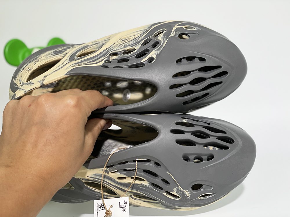 yeezy foam runners moon grey