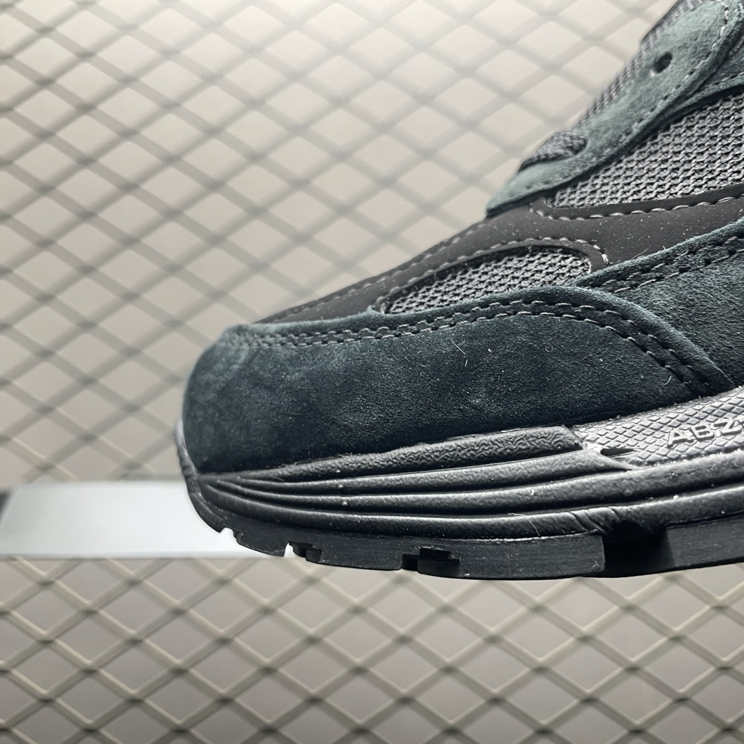 New Balance 992 Triple Black 2 New Balance 992 Triple Black M992EA isolated studio shot