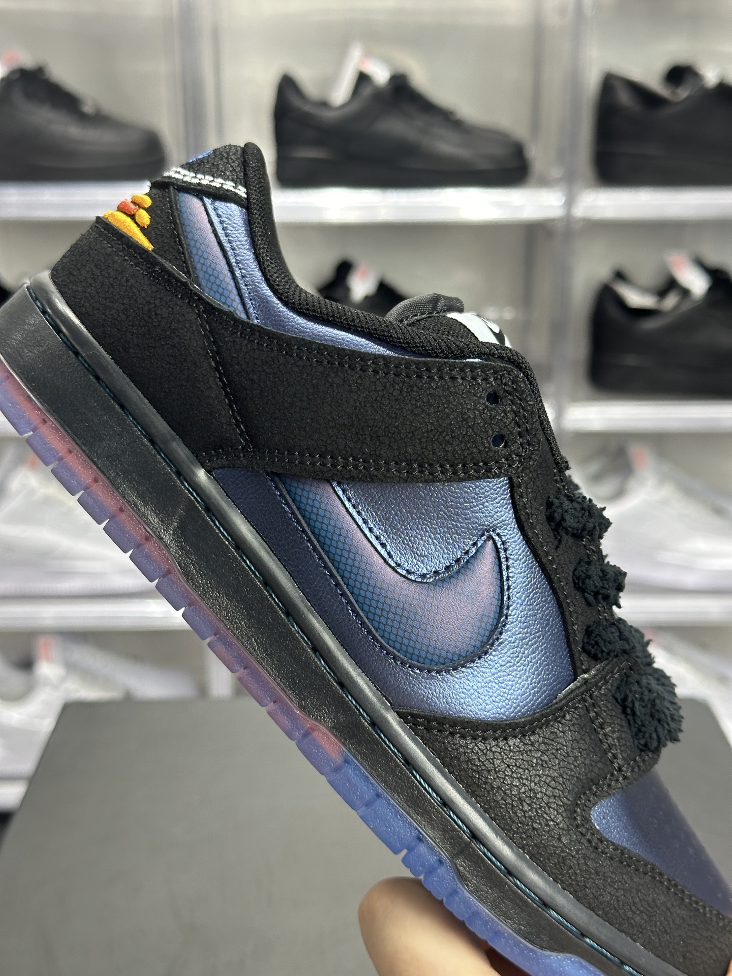 Nike SB Dunk Low Pro Bluetile Skateboards 2 Premium material texture on Nike SB Dunk Low Pro Bluetile IQ1323-001 upper